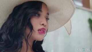 Seksi Kızı Arkadaşının Evinde Ağırladı